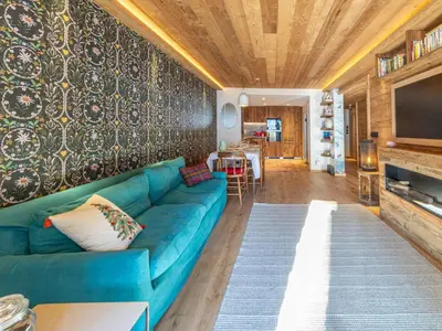 Télévision ou salle de divertissement dans l'établissement Luxueux appartement avec jacuzzi privé et piscine - FR-1-694-438