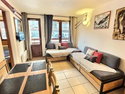 Coin salon dans l'établissement Résidence Les Jardins De Val - Appartement 2 pièces Cabine 6 personnes à Val d'isère à 350m du centre du village et 450m des pistes, place de parking incluse MAE-2664