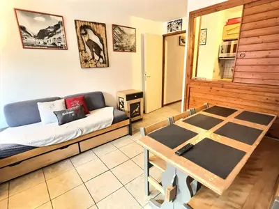 Coin salon dans l'établissement Résidence Les Jardins De Val - Appartement 2 pièces Cabine 6 personnes à Val d'isère à 350m du centre du village et 450m des pistes, place de parking incluse MAE-2664