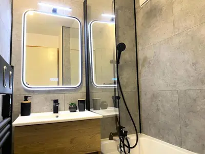 Salle de bains dans l'établissement Résidence Les Jardins De Val - Appartement 2 pièces Cabine 6 personnes à Val d'isère à 350m du centre du village et 450m des pistes, place de parking incluse MAE-2664