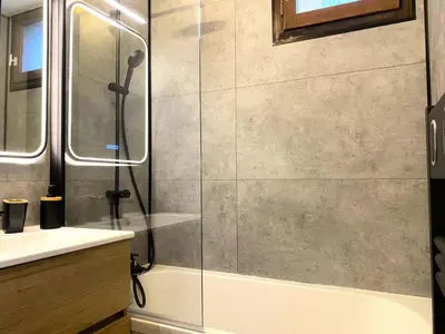 Salle de bains dans l'établissement Résidence Les Jardins De Val - Appartement 2 pièces Cabine 6 personnes à Val d'isère à 350m du centre du village et 450m des pistes, place de parking incluse MAE-2664