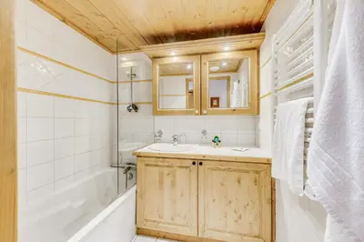 Salle de bains dans l'établissement Résidence Les Alpages - 3 Pièces pour 6 Personnes MAE-9213