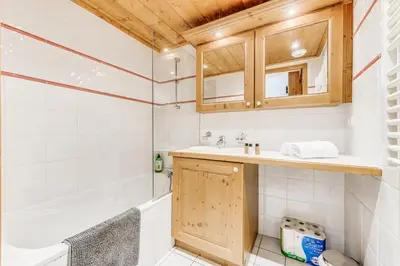 Salle de bains dans l'établissement Résidence Les Alpages - 2 Pièces pour 4 Personnes MAE-9223