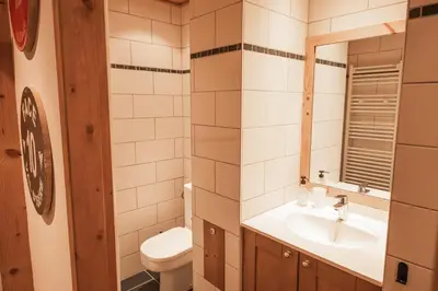 Salle de bains dans l'établissement Superbe appartement lumineux et spacieux au coeur de Val d'Isère