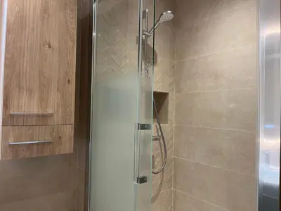 Salle de bains dans l'établissement Appartement rénové proche centre, 3 pièces, balcon - FR-1-464-250
