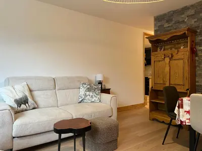 Coin salon dans l'établissement Appartement rénové proche centre, 3 pièces, balcon - FR-1-464-250