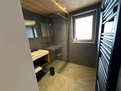 Salle de bains dans l'établissement CHALET ALIET 1500 - 18 personnes PEISEY NANCROIX - LES ARCS - LA PLAGNE - PARADISKI