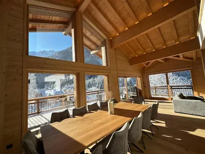 Vue générale sur la montagne ou vue sur la montagne depuis le chalet