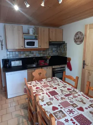 Cuisine ou kitchenette dans l'établissement appartement les belettes chaleureux et cosy