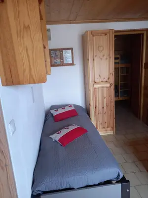 Un ou plusieurs lits dans un hébergement de l'établissement appartement les belettes chaleureux et cosy