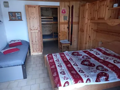 Un ou plusieurs lits dans un hébergement de l'établissement appartement les belettes chaleureux et cosy