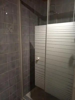 Salle de bains dans l'établissement appartement les belettes chaleureux et cosy