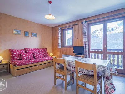 Télévision ou salle de divertissement dans l'établissement Studio cabine cosy pour 4 pers avec balcon et parking à Aussois - FR-1-840-49