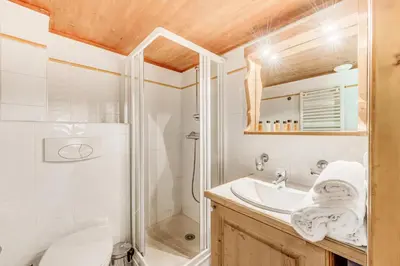 Salle de bains dans l'établissement Résidence Les Alpages - 4 Pièces pour 8 Personnes MAE-1703