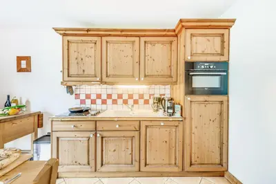 Cuisine ou kitchenette dans l'établissement Résidence Les Alpages - 4 Pièces pour 8 Personnes MAE-1703