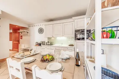 Cuisine ou kitchenette dans l'établissement Résidence Les Alpages - 3 Pièces pour 6 Personnes MAE-1713
