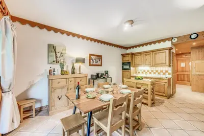 Cuisine ou kitchenette dans l'établissement Résidence Les Alpages - 3 Pièces pour 6 Personnes MAE-1723