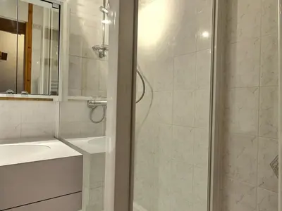 Salle de bains dans l'établissement Studio cabine 4 pers, vue pistes, centre Belle Plagne - FR-1-455-269