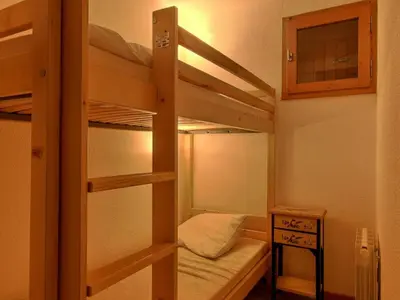 Un ou plusieurs lits dans un hébergement de l'établissement Studio cabine 4 pers, vue pistes, centre Belle Plagne - FR-1-455-269