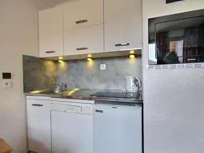Cuisine ou kitchenette dans l'établissement Studio cabine 4 pers, vue pistes, centre Belle Plagne - FR-1-455-269