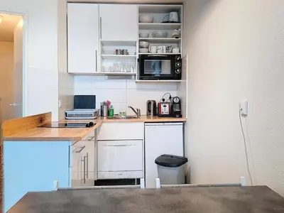 Cuisine ou kitchenette dans l'établissement Résidence Pierre Et Vacances La Daille - 2 pièces mignon à La Daille MAE-1873