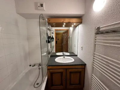 Salle de bains dans l'établissement Appartement Lanslebourg, 6 pers, tout confort - FR-1-508-309