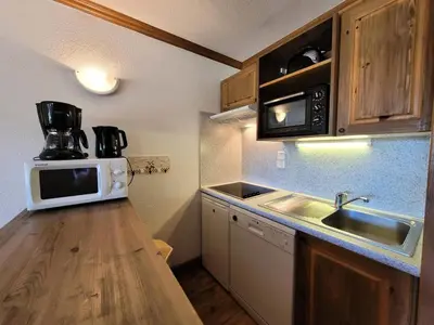 Cuisine ou kitchenette dans l'établissement Résidence Le Clos Vanoise - 3 Pièces pour 8 Personnes MAE-1873
