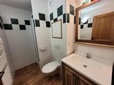Salle de bains dans l'établissement Résidence Le Clos Vanoise - 3 Pièces pour 8 Personnes MAE-1873