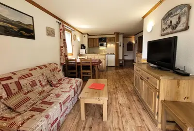 Télévision ou salle de divertissement dans l'établissement Résidence Le Clos Vanoise - 3 Pièces pour 6 Personnes MAE-1923