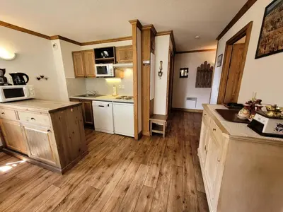 Cuisine ou kitchenette dans l'établissement Résidence Le Clos Vanoise - 3 Pièces pour 6 Personnes MAE-1923