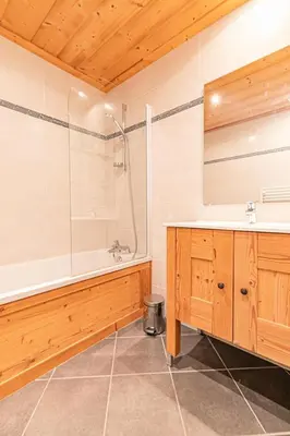 Salle de bains dans l'établissement Résidence Le Criterium - Résidence Le Critérium 3Chalet D Appartement 17 MAE-1943