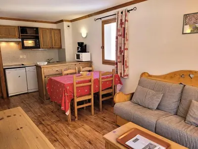Cuisine ou kitchenette dans l'établissement Résidence Le Clos Vanoise - 3 Pièces pour 6 Personnes MAE-1983