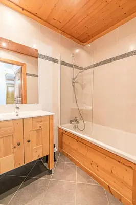 Salle de bains dans l'établissement Résidence Le Criterium - Résidence Le Critérium 3Chalet D Appartement 11 MAE-2043