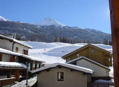 Vue générale sur la montagne ou vue sur la montagne depuis l'appartement