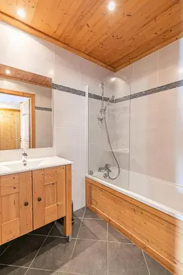 Salle de bains dans l'établissement Résidence Le Criterium - Résidence Le Critérium 3Chalet D Appartement 13 MAE-2083