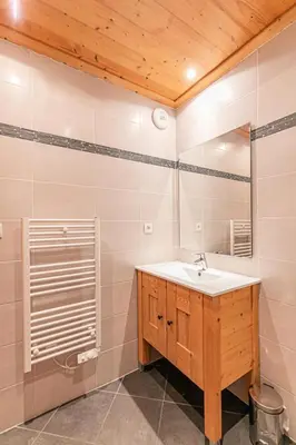 Salle de bains dans l'établissement Résidence Le Criterium - Résidence Le Critérium 3Chalet D Appartement 13 MAE-2083