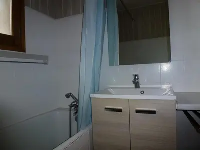 Salle de bains dans l'établissement Résidence Immeuble Rue Tournaz - Studio bien agencé et bien situé MAE-2093