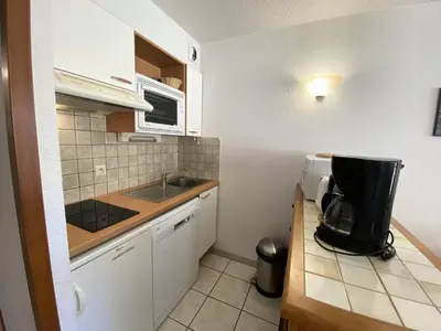 Cuisine ou kitchenette dans l'établissement Résidence Les Balcons Des Curtious - Appartement 2 pièces coin montagne - 4 personnes MAE-2103