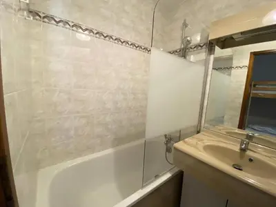 Salle de bains dans l'établissement Résidence Les Balcons Des Curtious - Appartement 2 pièces coin montagne - 4 personnes MAE-2103