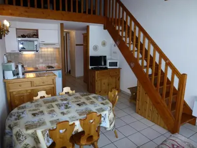 Cuisine ou kitchenette dans l'établissement Résidence Les Balcons Des Curtious - Studio mezzanine - 4 personnes MAE-2113