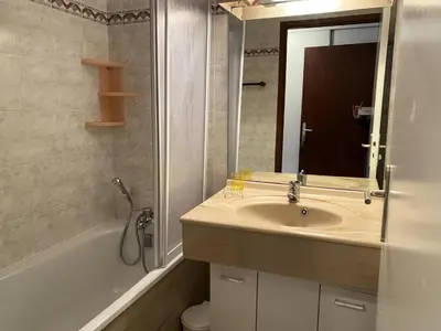 Salle de bains dans l'établissement Résidence Les Balcons Des Curtious - Studio mezzanine - 4 personnes MAE-2113