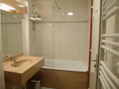 Salle de bains dans l'établissement Résidence Les Balcons Des Curtious - Appartement 8 personnes bien équipé MAE-2163