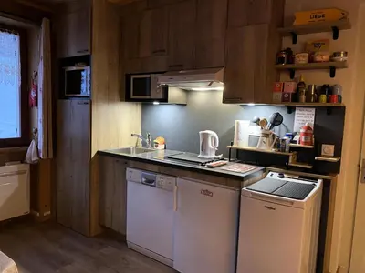 Cuisine ou kitchenette dans l'établissement Résidence Lanslevillard Quartier Eglise - 3 Pièces pour 6 Personnes MAE-2203