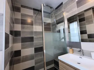 Salle de bains dans l'établissement Résidence Lanslevillard Quartier Eglise - 3 Pièces pour 6 Personnes MAE-2203