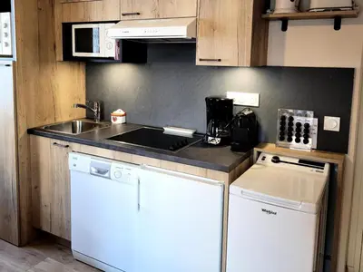 Cuisine ou kitchenette dans l'établissement Résidence Lanslevillard Quartier Eglise - 3 Pièces pour 6 Personnes MAE-2203