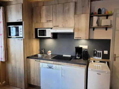 Cuisine ou kitchenette dans l'établissement Résidence Lanslevillard Quartier Eglise - 3 Pièces pour 6 Personnes MAE-2203