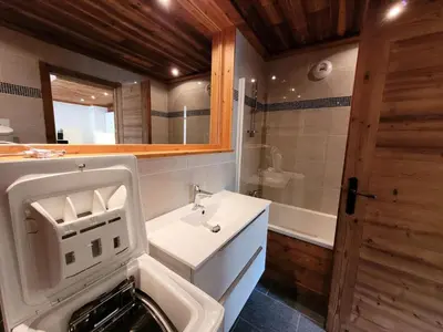 Salle de bains dans l'établissement Résidence La Bergerie - Très bel appartement vue sur pistes MAE-2213