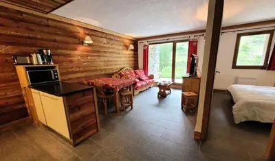 Cuisine ou kitchenette dans l'établissement Résidence La Bergerie - Appartement 2 pièces chaleureux et bien équipé MAE-2243