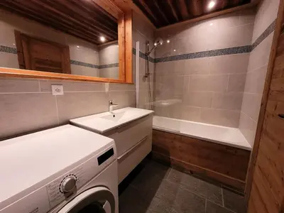 Salle de bains dans l'établissement Résidence La Bergerie - Appartement 2 pièces chaleureux et bien équipé MAE-2243