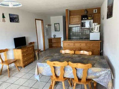 Cuisine ou kitchenette dans l'établissement Résidence Les Balcons Des Curtious - 3 Pièces pour 6 Personnes MAE-2283